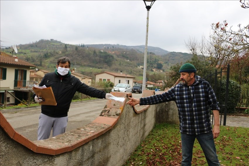 La consegna delle mascherine a Dicomano
