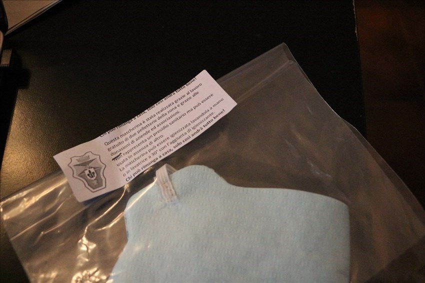 La mascherina con il messaggio del Comune