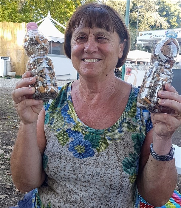 Patrizia con due bottigliette piene di cicche