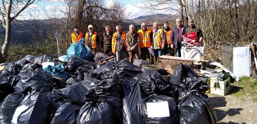 I cacciatori di Barberino in azione per ripulire la strada di Montecarelli
