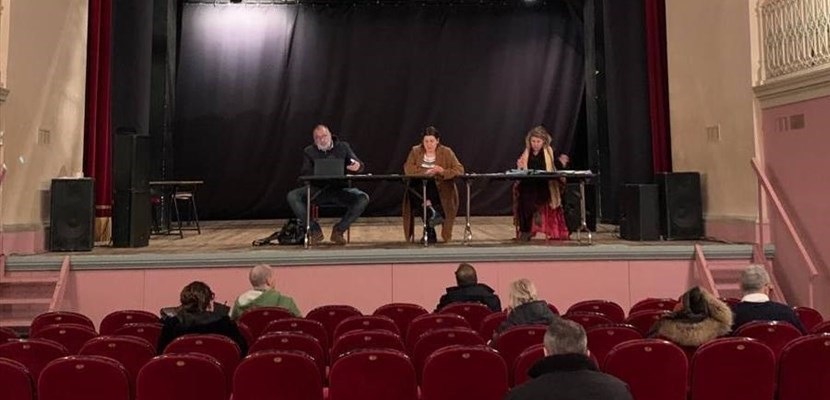 Consiglio in teatro (vuoto) e biblioteca chiusa. Anche Vicchio si difende dal contagio