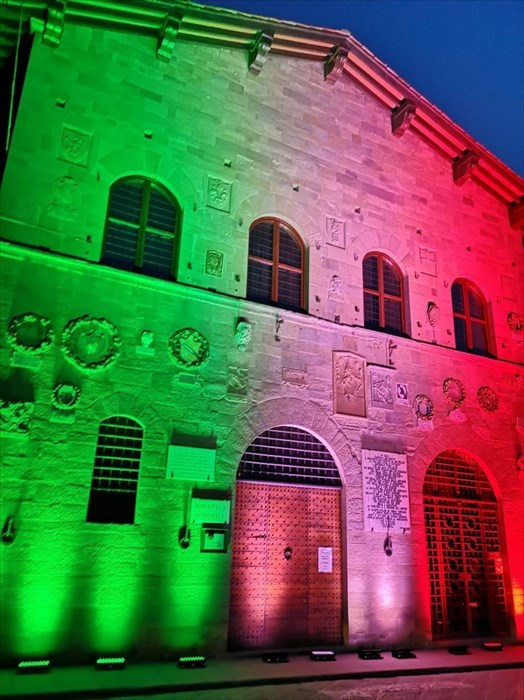 La biblioteca di Borgo illuminata con i colori della bandiera italiana
