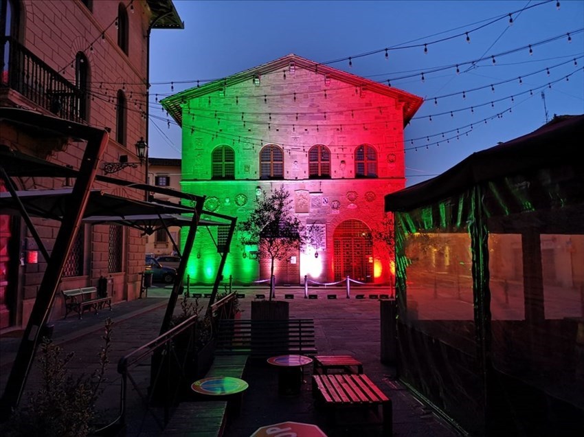 La biblioteca di Borgo illuminata con i colori della bandiera italiana
