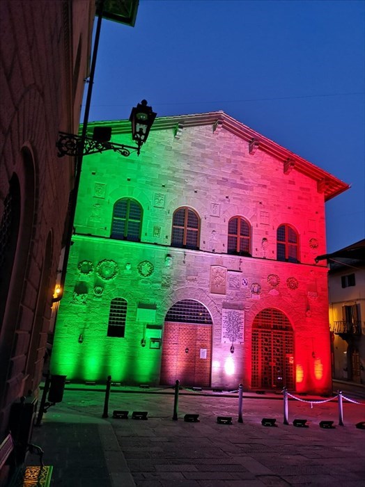 La biblioteca di Borgo illuminata con i colori della bandiera italiana