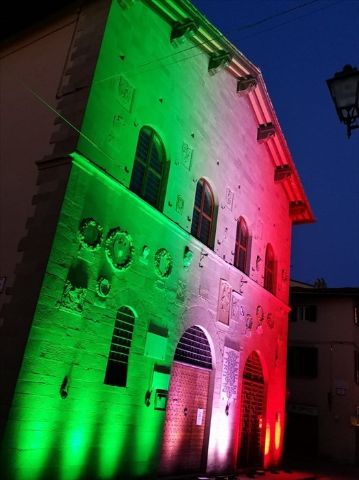 La biblioteca di Borgo illuminata con i colori della bandiera italiana