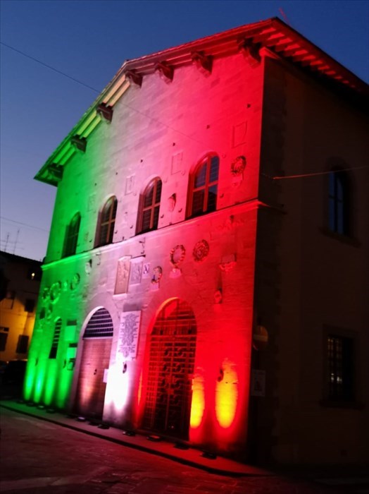La biblioteca di Borgo illuminata con i colori della bandiera italiana