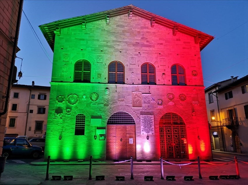 La biblioteca di Borgo illuminata con i colori della bandiera italiana