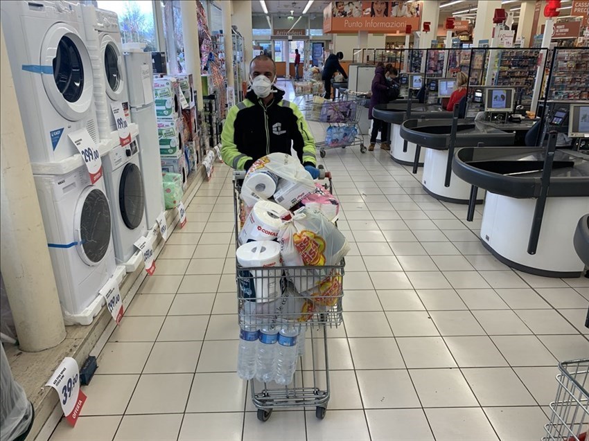 Un carrello pieno di prodotti di prima necessita