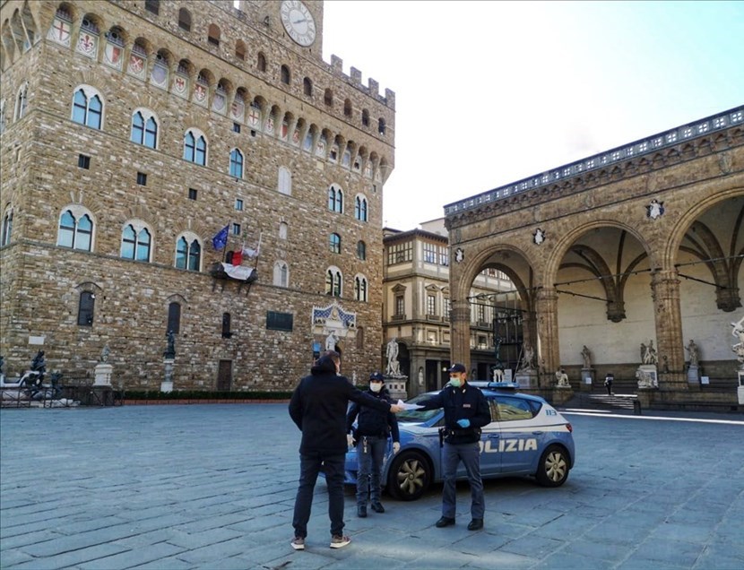 Controlli della polizia in piazza Signoria