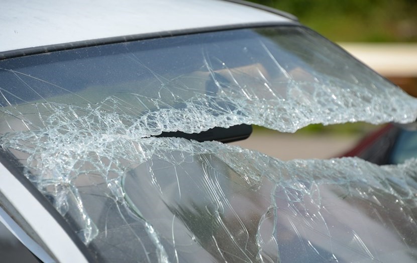 Auto con vetro rotto