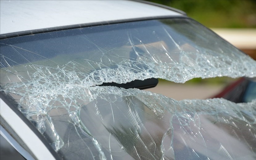 Auto con vetro rotto