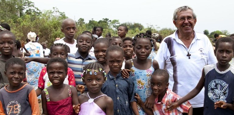 Don Pasquale poggiali attorniato dai suoi ragazzi della Missione.