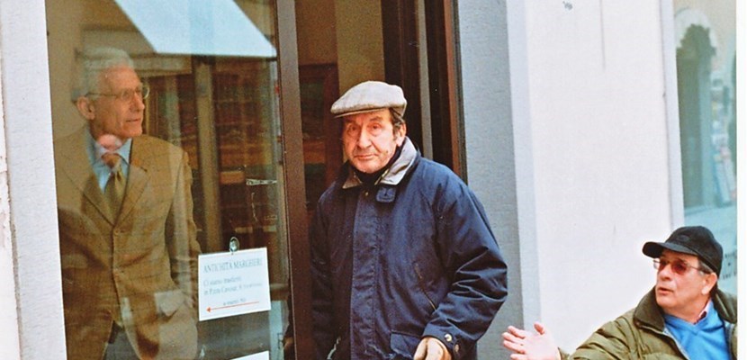 Rolando Billi in un fondo nel Corso a Borgo durante una sua mostra personale.