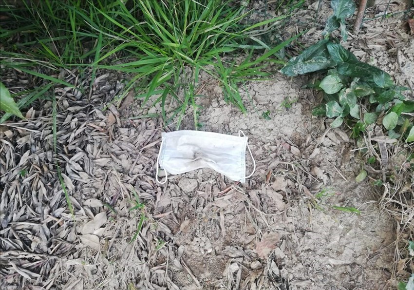 Guanti e mascherine per terra nel Comune di Pontassieve