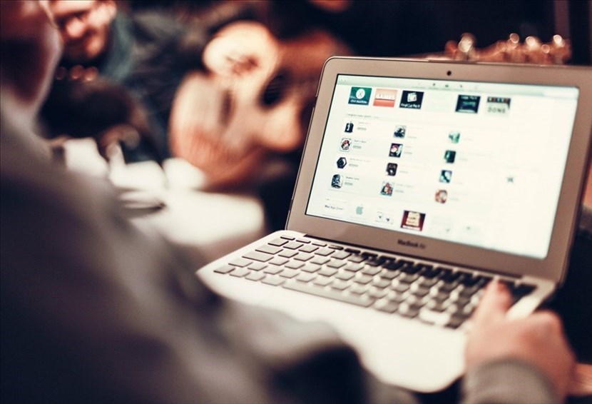 Pubblica su Facebook post di apologia a fascismo e nazismo: irruzione in casa della polizia