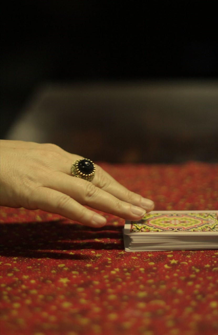 Denunciata finta maga per truffa e tentata estorsione. Vendeva filtri d'amore