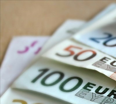 Borseggiatore camuffato dalla mascherina deruba 90enne in ascensore: via 700 euro