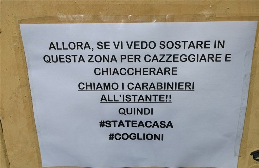 Più chiaro di così... Il cartello dei cittadini indignati è molto... persuasivo