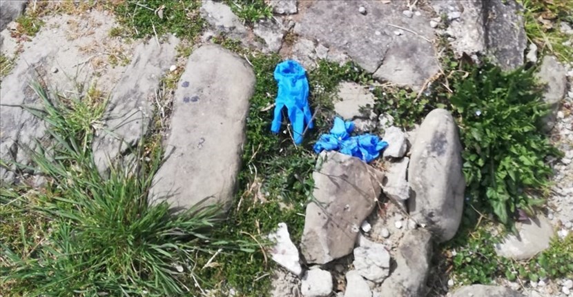 Guanti in lattice 'abbandonati' dopo il soccorso. Una lettera