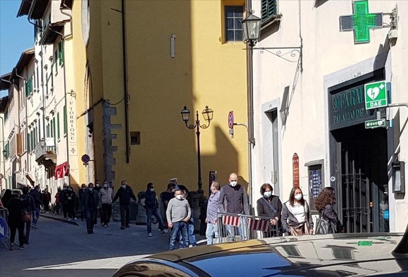 Mascherine. Le lunghe code a Scarperia e i dubbi di un lettore. Due lettere