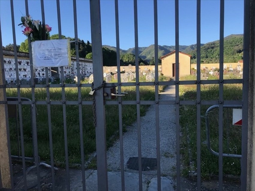Il cimitero di Luco nei giorni scorsi