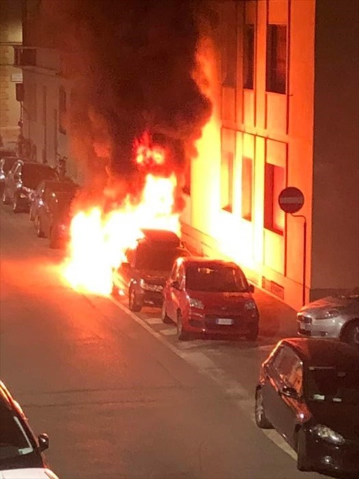 Incendio nella notte alle Cure: a fuoco un cassonetto e due auto