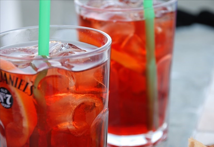 Coronavirus. In troppi e senza mascherine a fare l'aperitivo sui lungarni: blitz dei carabinieri