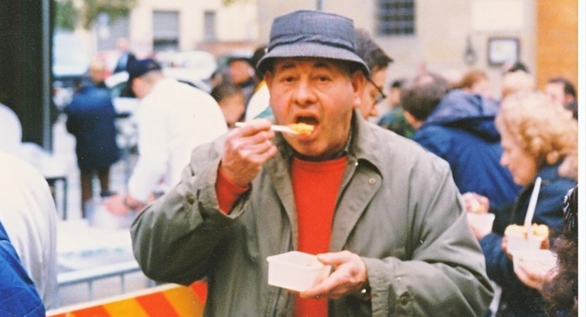 Una simpatica immagine di Francesco Capecchi detto il “fico” con la sua porzione di polenta.