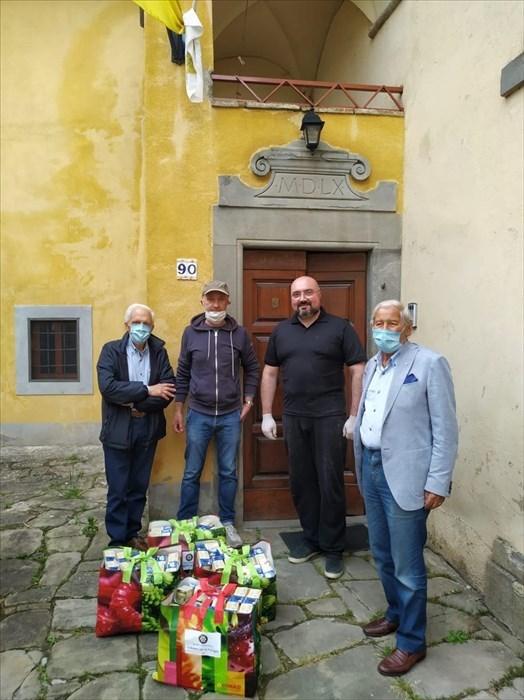 La consegna dei pacchi alle parrocchie di Luco e di Ronta.