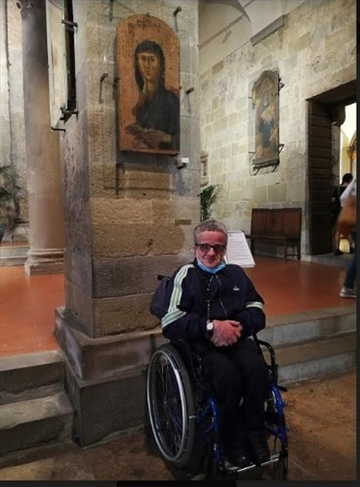 Luca Lapi ci ha chiesto, per ricordo, una immagine accanto alla Madonnina di Giotto, eccolo accontentato.