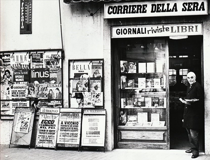 Alfredo Mattioli davanti alla sua storica rivendita in piazza Gramsci