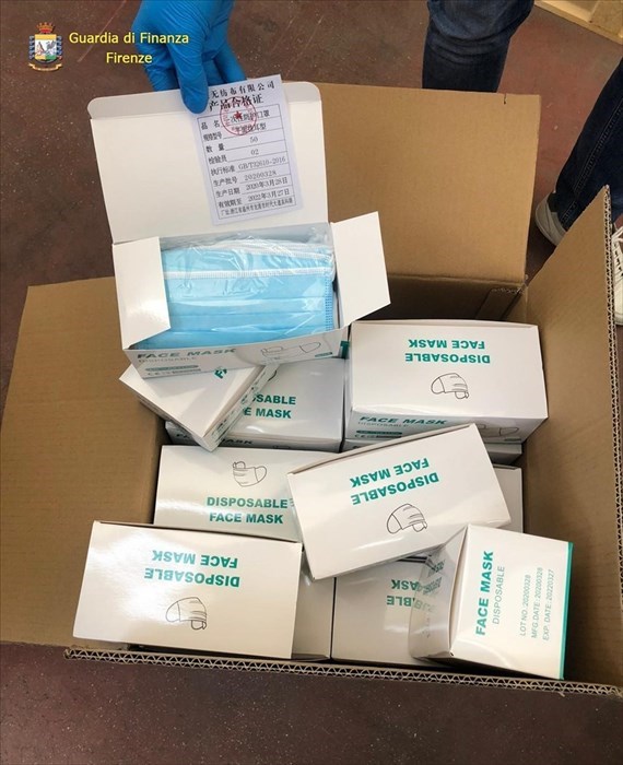 Maxi-sequestro di mascherine contraffatte
