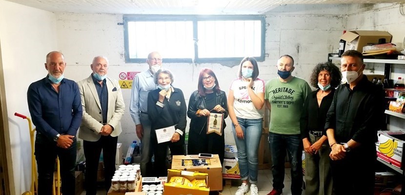 Immagine ricordo all’interno del magazzino dopo la consegna delle derrate alimentari.