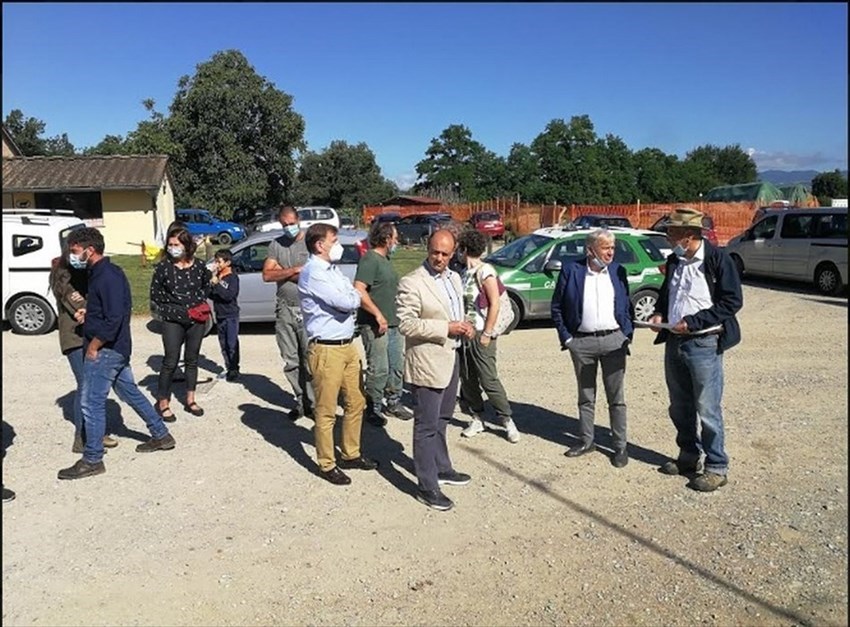 L’incontro di Remaschi nel piazzale antistante gli stalloni dell’Azienda Borgioli a Valdastra