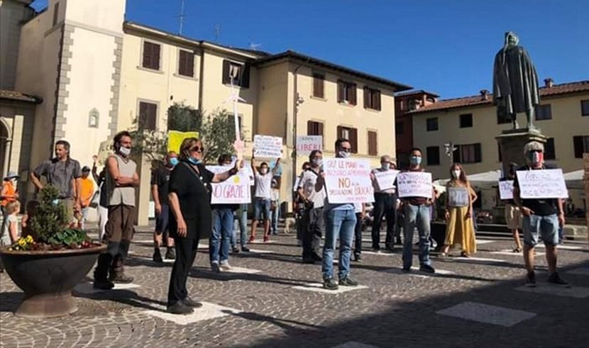 Il Flash mob contro l'eolico che si tenne in Piazza Giotto a Vicchio