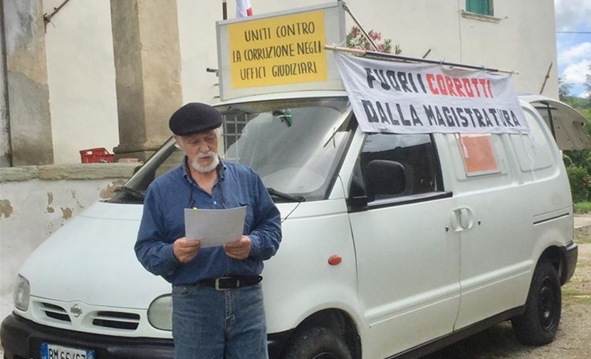 Gino Sannino con il suo furgone