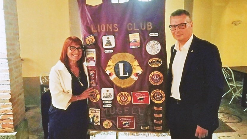 A sinistra Giovanna De Palma  con il nuovo presidente del Lions Club Mugello Giovanni Boni