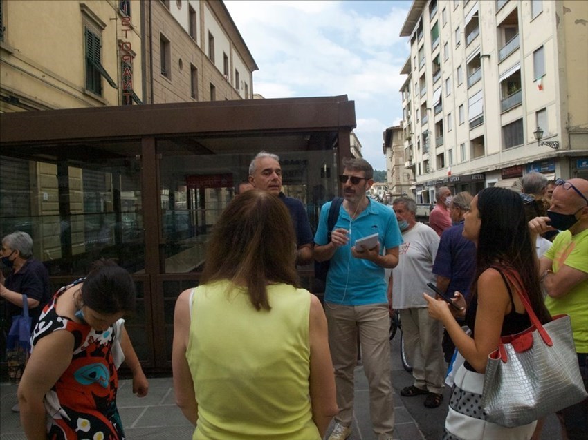 momenti della conferenza stampa in strada