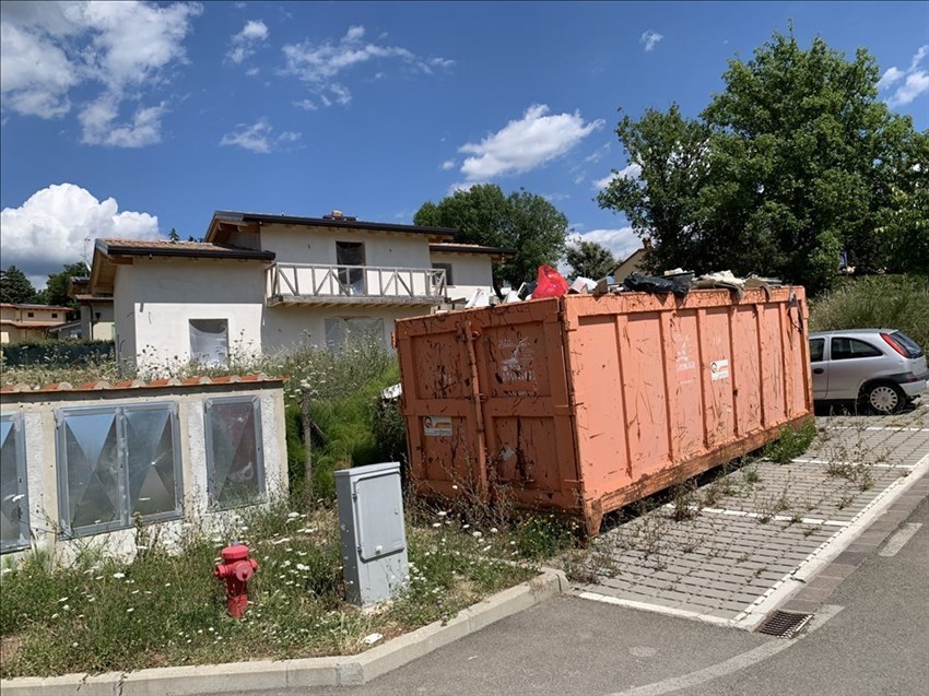 Cassone pieno di rifiuti abbandonato