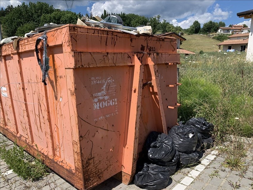 Cassone pieno di rifiuti abbandonato
