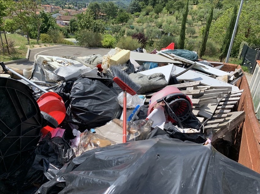 Cassone pieno di rifiuti abbandonato