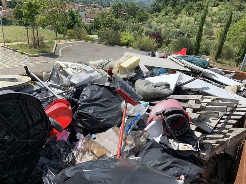 Cassone pieno di rifiuti abbandonato