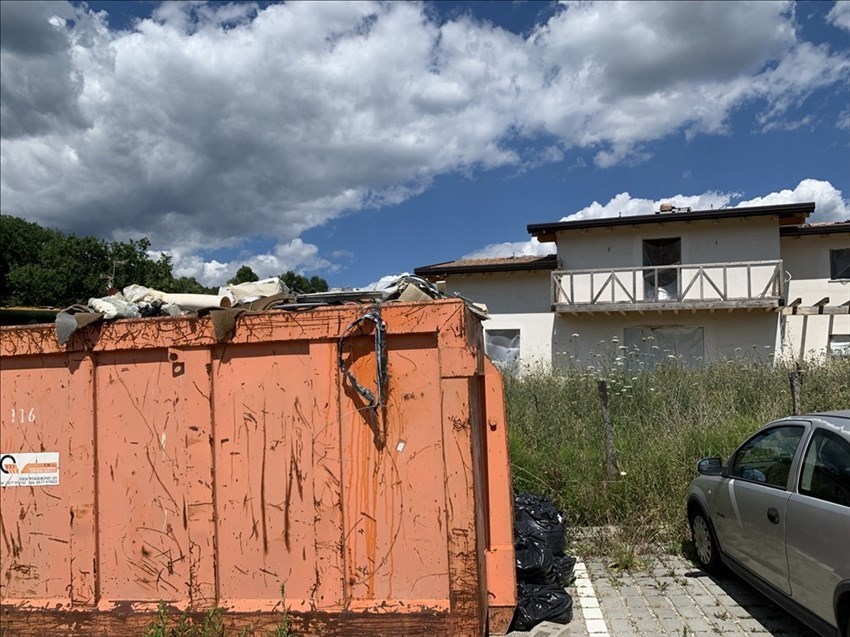 Cassone pieno di rifiuti abbandonato