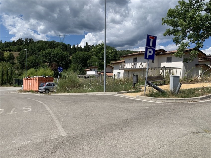 Cassone pieno di rifiuti abbandonato