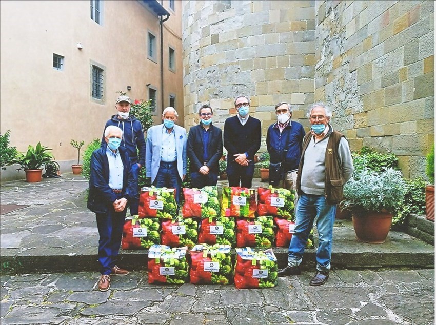 Uno dei service del Rotary Club Mugello con la donazione durante il Covid 19 di 80 pacchi di generi alimentari alle parrocchie e alle Caritas del Mugello