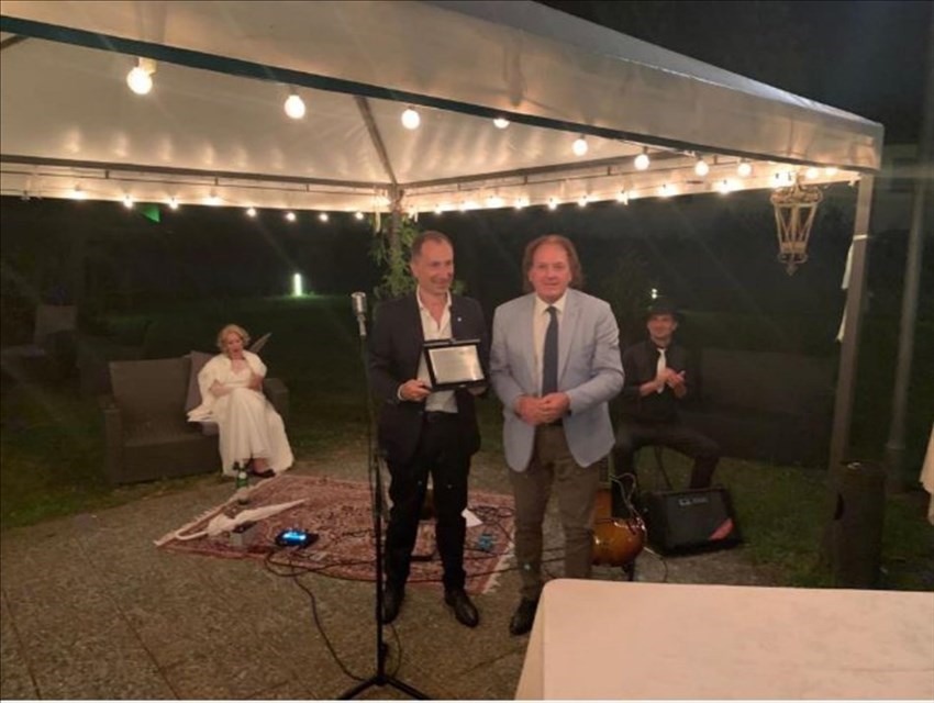Il Presidente dell'ordine degli infermieri Massai premia il dottor Stefano Chivetti