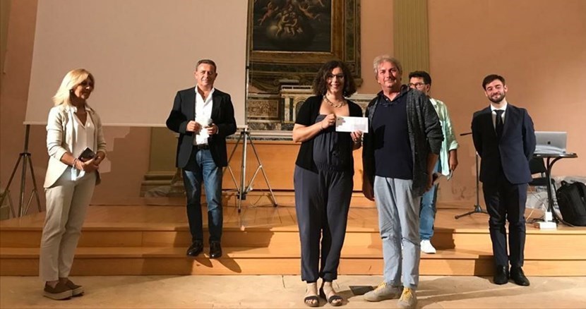 da sx Tiziana di Fabio che riceve il premio da Saverio Zeni (editore del circuito dei quotidiani digitali afferenti al network OK!News24)