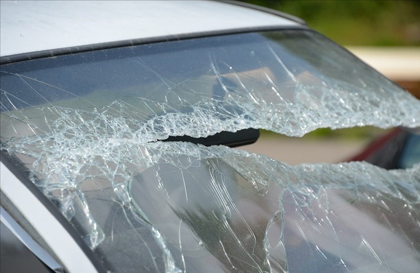 Auto con vetro rotto