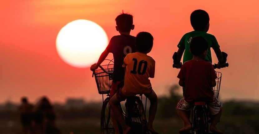 ragazzi in bici per la nostra storia di agosto