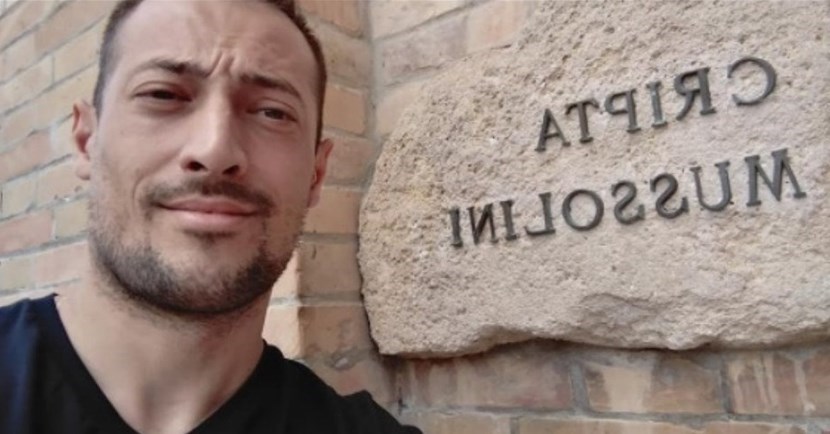 Christian Braccini davanti alla cripta di Mussolini